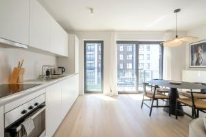 a kitchen and dining room with a table and chairs at Lumineux Appartement 1 chambre proche Ecole Européenne in Brussels