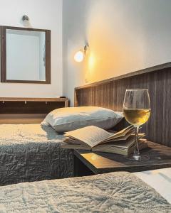 una copa de vino sentada en una mesa en una habitación de hotel en Joanna Apartments en Haraki