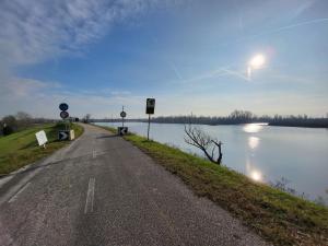 a road next to a large body of water at Alloggio indipendente Cesulìn in Porto Viro