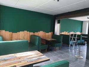 Posedenie v ubytovaní sas Road Runner Café