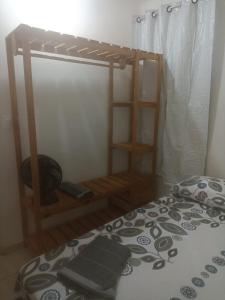 1 dormitorio con cama y estante para libros en Casa do italiano, en Maceió