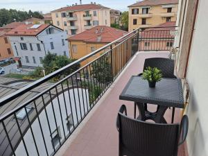 einen Tisch auf einem Balkon mit Stadtblick in der Unterkunft Casa Mirò in Parma