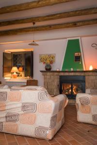 een woonkamer met 2 bedden en een open haard bij b&b Casa Alegría in Morano Calabro