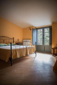 een slaapkamer met een bed en een glazen schuifdeur bij b&b Casa Alegría in Morano Calabro