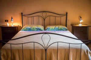 een slaapkamer met een groot bed met 2 nachtkastjes bij b&b Casa Alegría in Morano Calabro