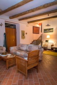 een woonkamer met een bank en een tafel bij b&b Casa Alegría in Morano Calabro