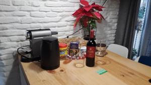 a table with two bottles of wine and a flower at Baños del Agua in Granada