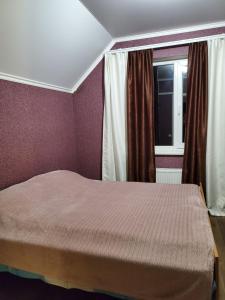 1 dormitorio con cama y ventana en Guest house, en Uman