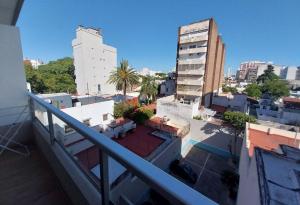 desde el balcón de un edificio con vistas a la ciudad en Apart Cid Campeador en Buenos Aires