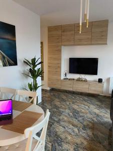 Televízia a/alebo spoločenská miestnosť v ubytovaní Apartament ZŁOTE TARASY + 20 fotografií