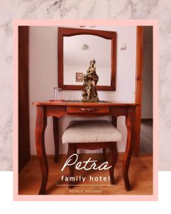 mesa de madera con espejo y silla en Petra Hotel en Petrich