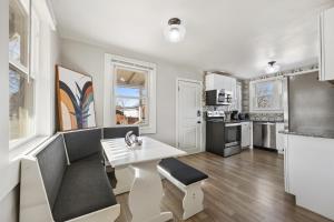 een keuken en een woonkamer met een witte tafel en stoelen bij Peaceful Home w/ 4BR, Big Yard and amazing art in Denver