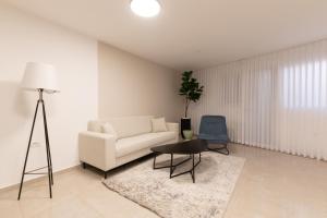 Χώρος καθιστικού στο O&O Group- Huge & Lovely Unit 2BR 2BT By the beach