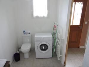 的住宿－Les amoureux，一间带卫生间和洗衣机的浴室