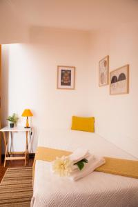 Un dormitorio con una cama con una flor. en Casa da Horta Açores, en Ponta Delgada