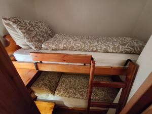 2 Etagenbetten in einem Zimmer mit einem Bett in der Unterkunft Hometoday - Appartamento nel cuore di San Vito di Cadore in San Vito di Cadore