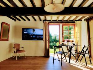 a dining room with a table and a window at Appartement indépendant 45m2 - Ferme de Chamonal in Marboz