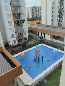 Bazén v ubytování APARTAMENTO COMODO Y ELEGANTE EN RICAURTE CUNDINAMARCA a nebo v jeho okolí