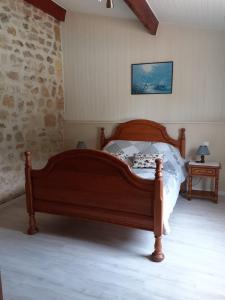 เตียงในห้องที่ Les Hauts Benquey