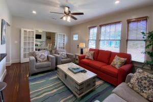 un soggiorno con divano rosso e sedie di Gulfside in Galveston a Galveston