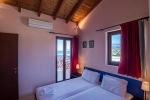 Postel nebo postele na pokoji v ubytování Crete Essence Villas - Lagkada