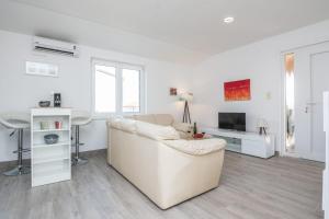 Televízia a/alebo spoločenská miestnosť v ubytovaní APARTMAN SANDRA