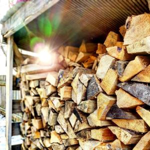 un cumulo di legna da ardere in un edificio di Baltinna East - by Where Stags Roar a Newtonmore