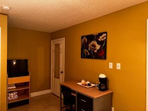 a room with a desk and a tv in a room at Nice room near UCF in Orlando