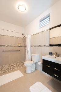 een badkamer met een toilet en een wastafel bij Aquaville Dorado Moderna Studio 6 in Dorado