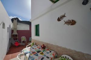 a dining room with a table and chairs in a room at Apartment MarySol Tamaduste 12m from the Sea & BBQ in Tamaduste