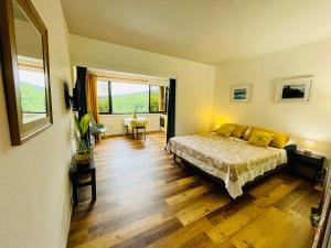 una camera da letto con un letto e una grande finestra di Studio Hina - Cosy, Quiet & Pool a Papeete