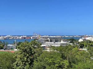 - une vue sur la ville et l'eau dans l'établissement Studio Hina - Cosy, Quiet & Pool, à Papeete