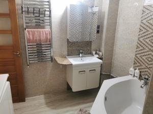 y baño con lavabo, aseo y ducha. en Appartement F4 de Luxe, en Constantina