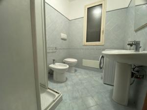 A bathroom at Villa indipendente le coccinelle beach mare piscina a 250 mt dal mare con servizio di piscina a 400 mt 12 k da Cefalu