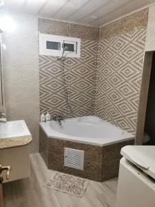 a bathroom with a tub and a sink at Appartement F4 de Luxe in Constantine