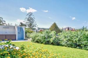 A garden outside Villa indipendente le coccinelle beach mare piscina a 250 mt dal mare con servizio di piscina a 400 mt 12 k da Cefalu