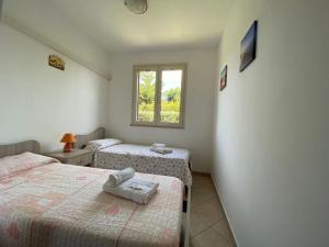 A bed or beds in a room at Villa indipendente le coccinelle beach mare piscina a 250 mt dal mare con servizio di piscina a 400 mt 12 k da Cefalu