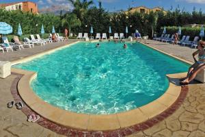 The swimming pool at or close to Villa indipendente le coccinelle beach mare piscina a 250 mt dal mare con servizio di piscina a 400 mt 12 k da Cefalu
