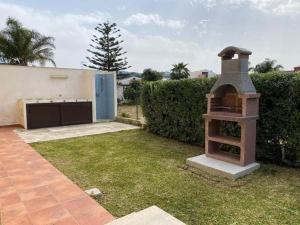 A garden outside Villa indipendente le coccinelle beach mare piscina a 250 mt dal mare con servizio di piscina a 400 mt 12 k da Cefalu