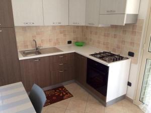 A kitchen or kitchenette at Villa indipendente le coccinelle beach mare piscina a 250 mt dal mare con servizio di piscina a 400 mt 12 k da Cefalu