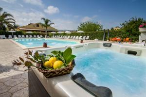 The swimming pool at or close to Villa indipendente le coccinelle beach mare piscina a 250 mt dal mare con servizio di piscina a 400 mt 12 k da Cefalu