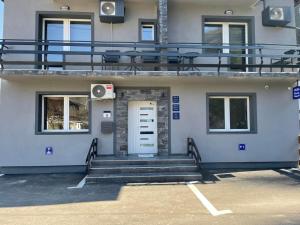 a building with a door and a balcony on top at Apartmani "Stari Grad - Samobor" in Samobor