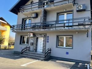 a building with a balcony on top of it at Apartmani "Stari Grad - Samobor" in Samobor