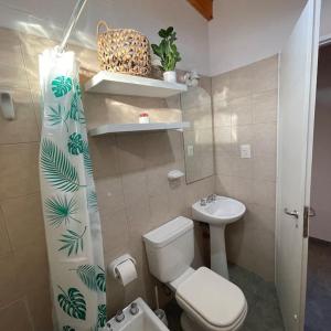 La salle de bains est pourvue de toilettes et d'un lavabo. dans l'établissement Hermoso Depto en Comodoro!, à Comodoro Rivadavia