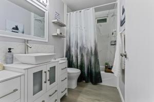 Ένα μπάνιο στο Fully-Stocked, Pet-friendly, Relaxing Home Near Yosemite and Bass Lake +15 φωτογραφίες