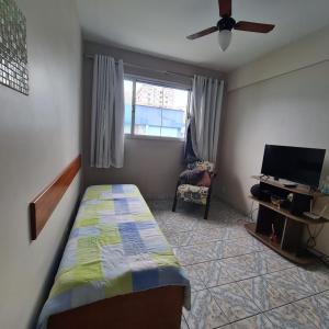Schlafzimmer mit einem Bett und einem Flachbild-TV in der Unterkunft Apartamento Praia Coqueiral de Itaparica - Vila Velha in Vila Velha
