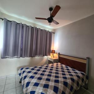 Schlafzimmer mit einem Bett und einem Deckenventilator in der Unterkunft Apartamento Praia Coqueiral de Itaparica - Vila Velha in Vila Velha
