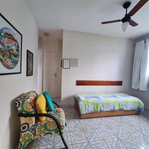 ein Schlafzimmer mit einem Bett und einem Sofa in der Unterkunft Apartamento Praia Coqueiral de Itaparica - Vila Velha in Vila Velha