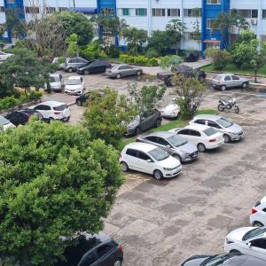 eine Gruppe von Autos, die auf einem Parkplatz geparkt sind in der Unterkunft Apartamento Praia Coqueiral de Itaparica - Vila Velha in Vila Velha