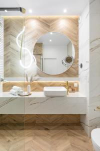 #1 OLIVE Apartment City Center FREE GARAGE في كراكوف: حمام مع حوض ومرآة